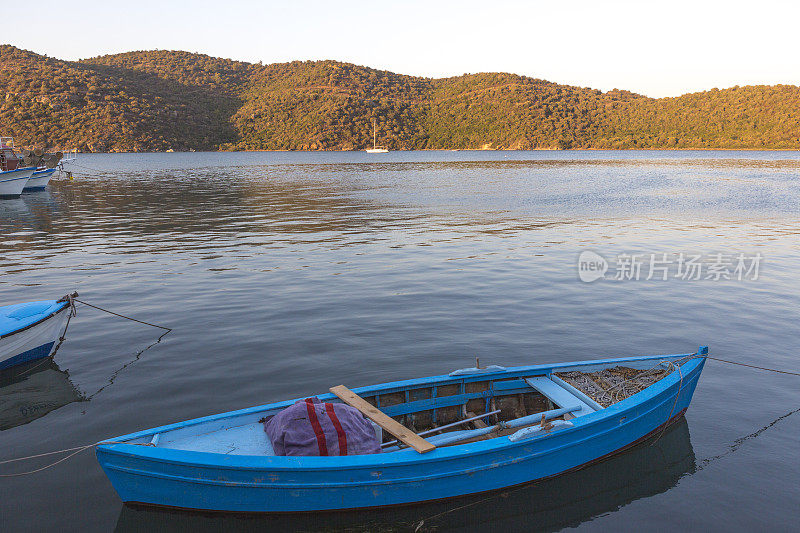 土耳其gulluk bodrum mugla日落时的渔船